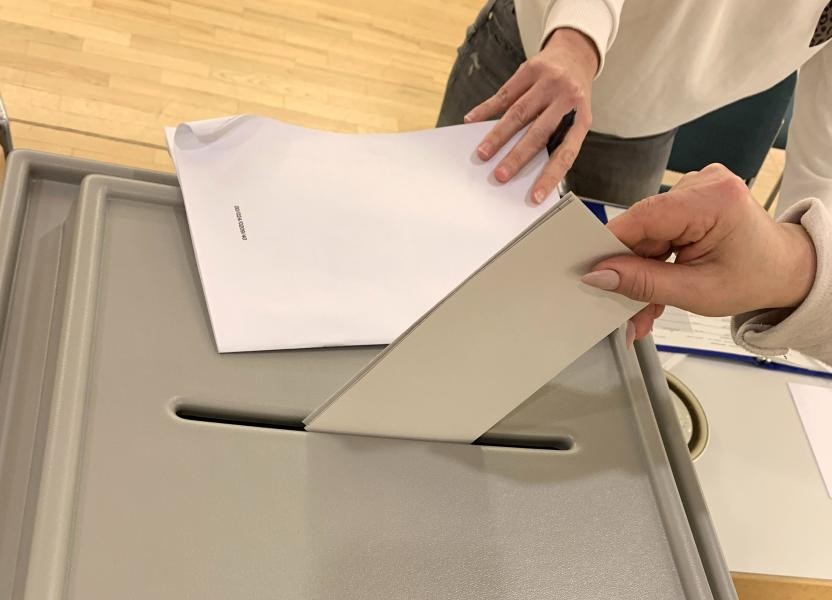 Foto: Silke Köhler Schmuckbild Wahlzettel in Urne werfen