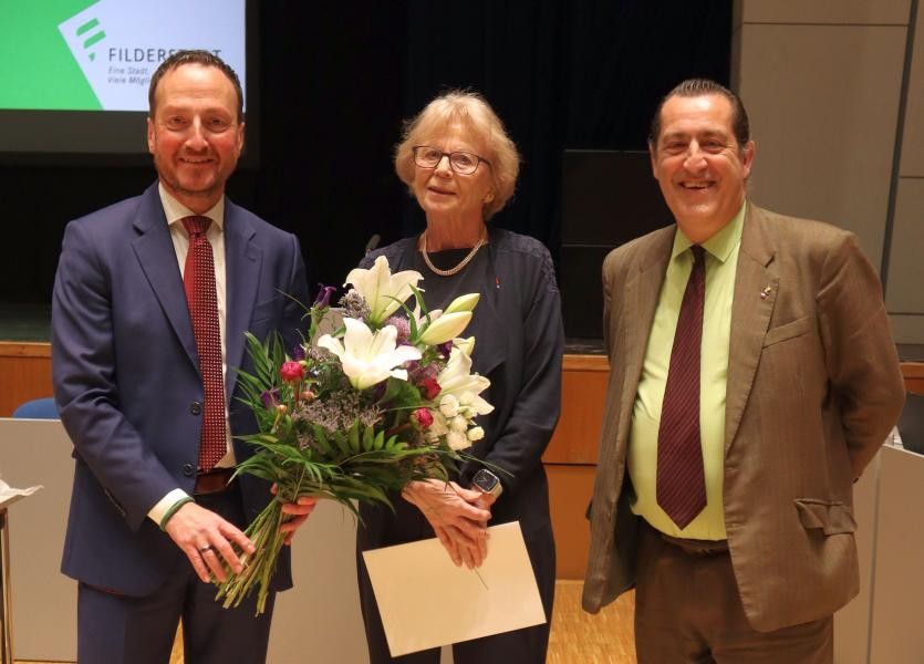 Foto: Isabell Scholtz Oberbürgermeister Christoph Traub und Generalkonsul Gaël de Maisonneuve gratulieren Christine Wagner zur Bürgermedaille