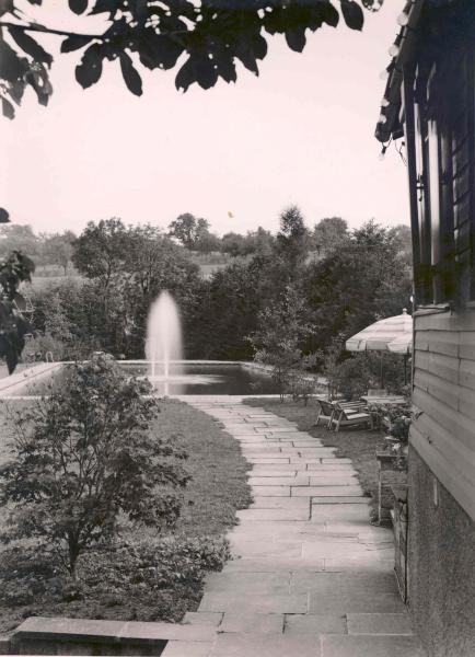 Steinweg der zu einem Brunnen führt