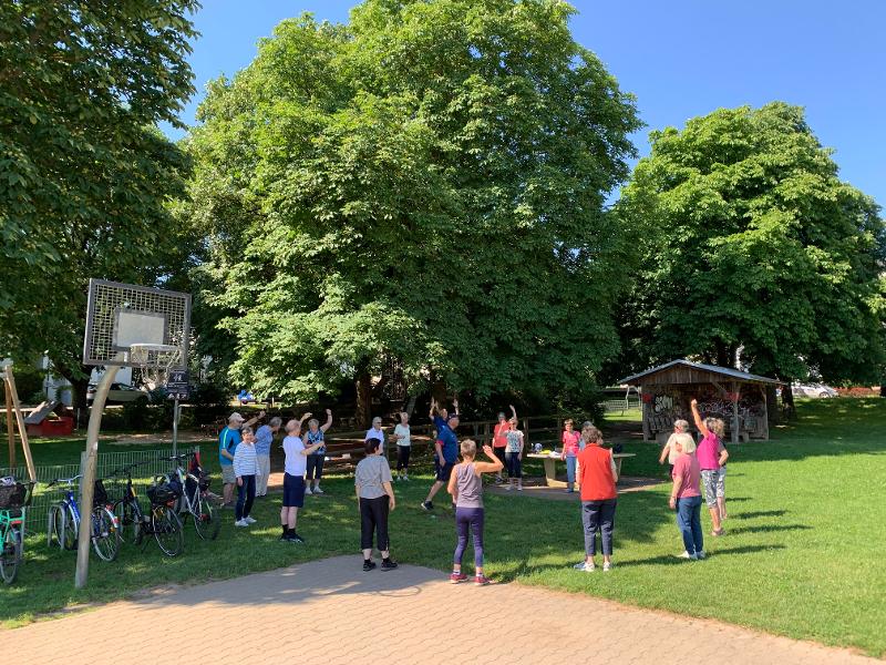 Mann beim Sport machen auf dem Festplatz