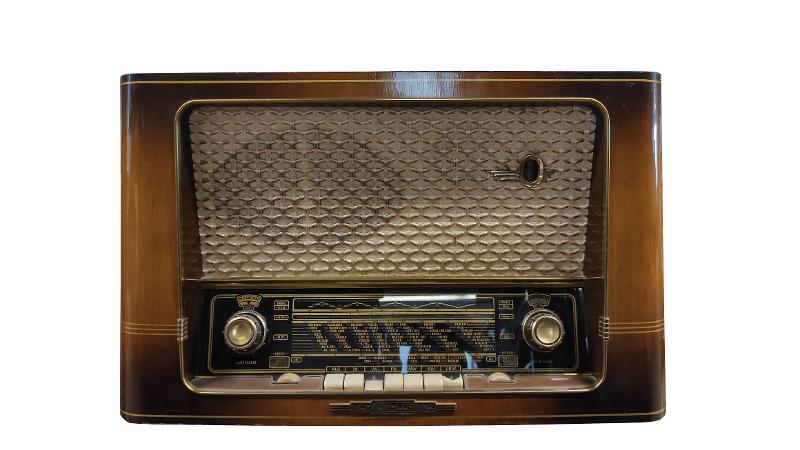 Auf dem Bild ist ein altes Radio aus dem Jahr 1955 zu sehen