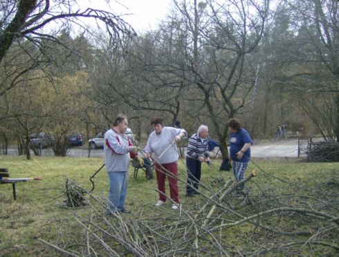 Pflegekräfte und Heimbewohner beim so genannten "Krehele"-Machen. 